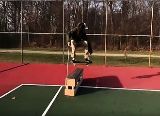 Malgré son énorme handicap, ce skateur s’adonne toujours à sa passion