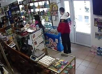 Un homme refuse de mettre un masque, crache sur une épicière et finit par la tabasser (Russie)
