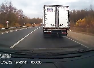 Une sale surprise pour un automobiliste qui double un camion par la droite