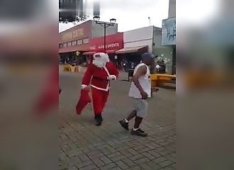 Le père Noël vient livrer ses cadeaux avant l’heure