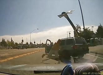 Chauffeur fou lance une hache dans le parebrise d'un autre automobiliste !