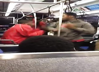 États-Unis : un homme qui harcèle une femme dans un bus, se mangent des punchs