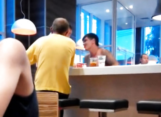 Suite à un différend, un homme se prend un méchant K.O dans un KFC russe