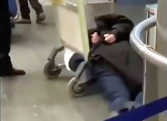 Russie : la police évacue un voyageur ivre sur un chariot à bagages