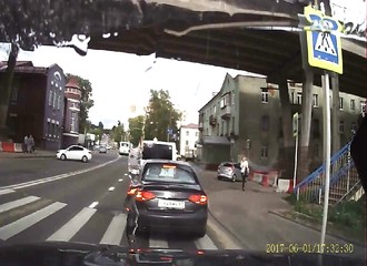 Alors qu’elle est au téléphone, une femme traverse la voie et manque de se faire écrabouiller…