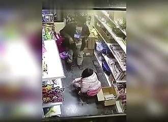 Prise d’une envie pressante, une jeune fille urine à côté de son père dans l’allée d’un magasin