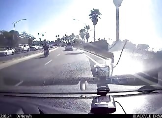 Un motard donne un grand coup de pied sur une voiture et se fait punir par le karma