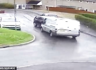 Jealous because his ex has a new lover, he crashes his car!