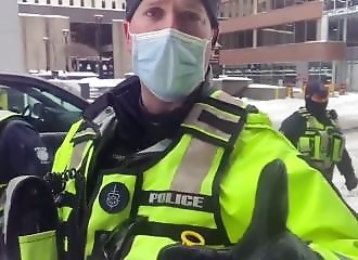 Agressée par des policiers parce qu'elle veut boire un café