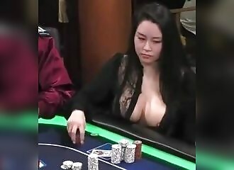 Elle exhibe son sein pour déconcentrer les autres joueurs de poker !