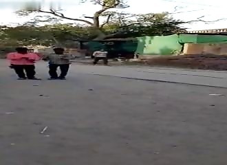 Ce tisseur en Inde vous fabrique une corde en moins de deux minutes