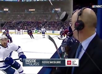 Un commentateur manque de se prendre un palet de hockey en pleine tête
