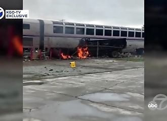 Explosion après une collision entre un train et un camion (Californie)