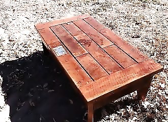 Cette table basse est une véritable armurerie secrète