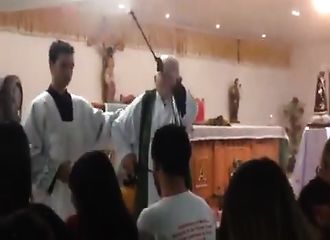 À l’ère de la modernité, un prêtre utilise un pulvérisateur pour bénir les fidèles