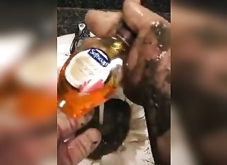 Avec ses doigts étranges, un homme nous montre comment se laver les mains