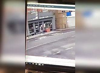 Angleterre : un homme manque de se faire tuer par la chute du toit d’un immeuble