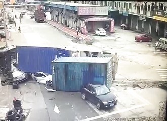 Un camion porte-conteneur s’écrase sur deux voitures et fait d'importants dégâts (Chine)