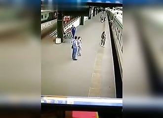 Une femme tente de monter dans un train en marche