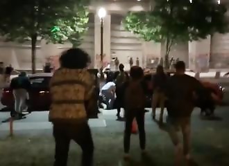 Un manifestant se fait défoncer le crâne par une balle en caoutchouc (Oregon)