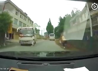 Un enfant échappe à la garde de sa mère et manque de se faire faucher par un bus