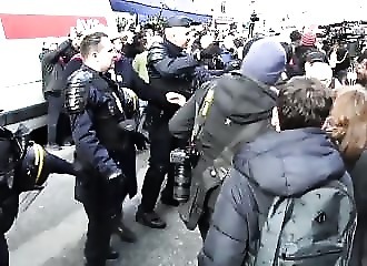 Marche blanche pour Mireille Knoll : un CRS dérape et menace un photographe avec son fusil d’assaut