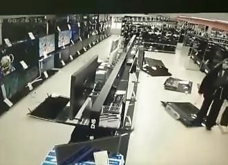 Avec son marteau, un homme se dirige dans le rayon des téléviseurs d’un supermarché…