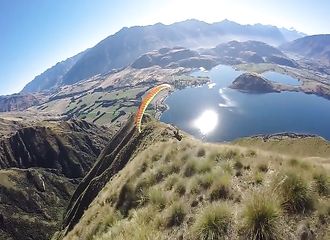 Spectaculaires vols en speed riding juste au-dessus d'une montagne en Nouvelle-Zélande