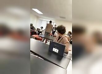 Un professeur se fait licencier après s'être défendu contre un élève