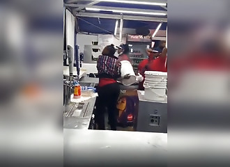Elle lance de l'huile chaude lors d'une bagarre entre commerçants !
