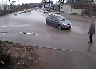 Ce piéton vient certainement d’échapper à une mort certaine !