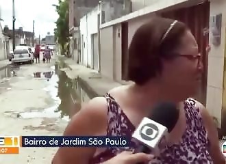 En plein direct, une femme manque de se faire décapiter par son portail