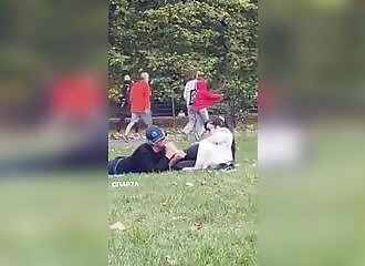Surpris en train de manger le pied de sa femme dans un parc !