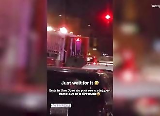 Un stripteaseuse surprise dans un camion de pompier !