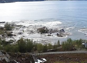 Une énorme portion de terre se fait avaler par la mer (Norvège)