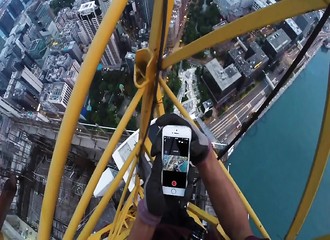 Il prend un risque inconsidéré en escaladant une grue de chantier