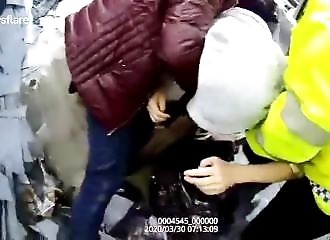 Une voiture dans laquelle se trouvent 3 personnes se fait ensevelir sous 30 tonnes de verre (Chine)
