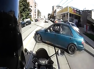 Un motard se prend de plein fouet une voiture qui lui coupe subitement la route