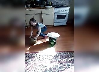 Maltraitance animale : un homme utilise son chat comme une boule de bowling (Russie)