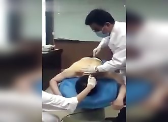 Un homme se fait planter une grande aiguille sous la peau