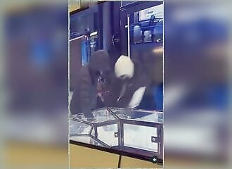 Deux voyous effrontés cassent et s'emparent de 2 millions de dollars de bijoux à Brooklyn