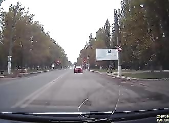 Russie : pour se venger, un père de famille donne un coup de pied à un taxi, mais le regrette douloureusement
