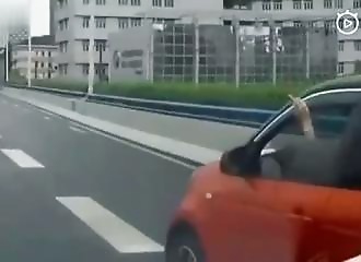 Chine : un automobiliste fait un doigt d’honneur à un autre conducteur (Instant Karma)