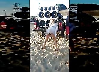 Fille sexy au fessier parfait se lance dans un twerk endiablé