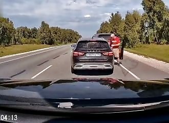 Un patron russe frappe un automobiliste après s’être fait bloquer sur la bande d’urgence