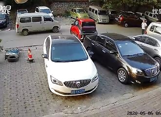 Au volant de sa smart, cette femme est capable du pire (Chine)