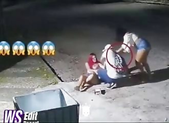 Un homme essayant d'aider une femme en détresse se fait poignarder plusieurs fois dans le dos pour être volé (Public averti)