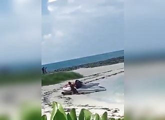 Couple surpris à la plage