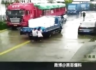 Deux femmes se barrent la vue avec leur parapluie et se font renverser par un camion