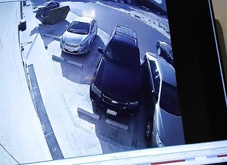 Pour une aussi petite manœuvre que celle-ci, un automobiliste détruit son véhicule